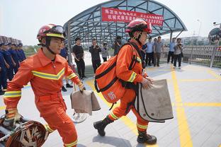 苏亚雷斯：我和梅西他们都希望在巴萨退役 新赛季目标四冠王